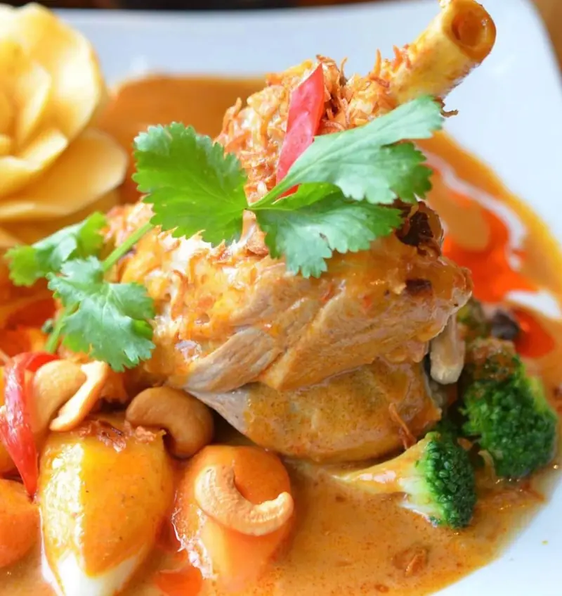 Rich curry with cashews, broccoli and fresh coriander